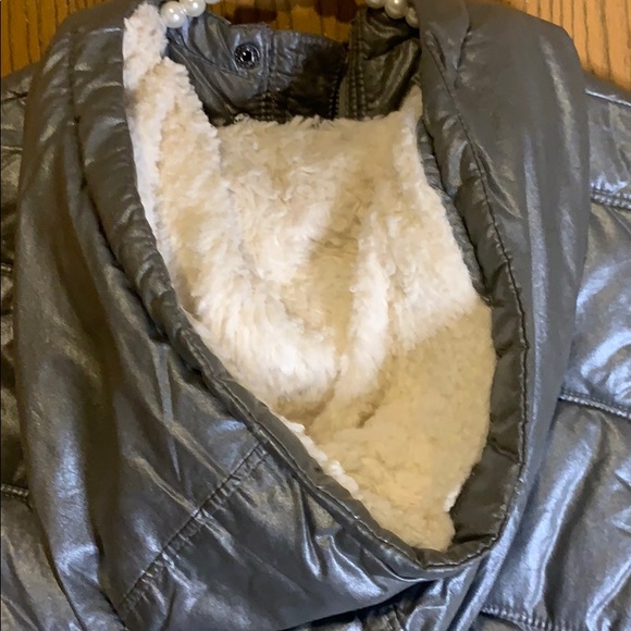 Sliver American Eagle vest with white fur hoodie - Picture 6 of 9